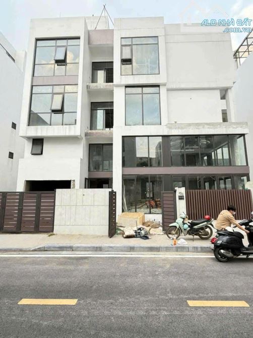 Bán biệt thự Mipec Xuân Thuỷ Cầu Giấy Hà Nội - DT 245m hoàn thiện mặt ngoài vào ở luôn