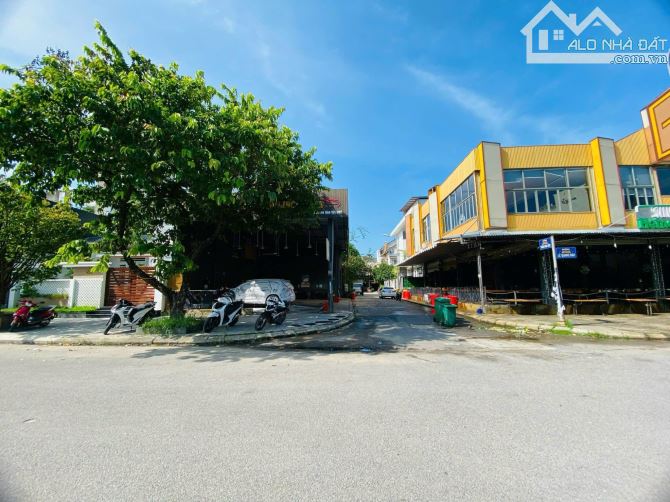 Bán đất 3 mặt tiền Lê Quang Đạo