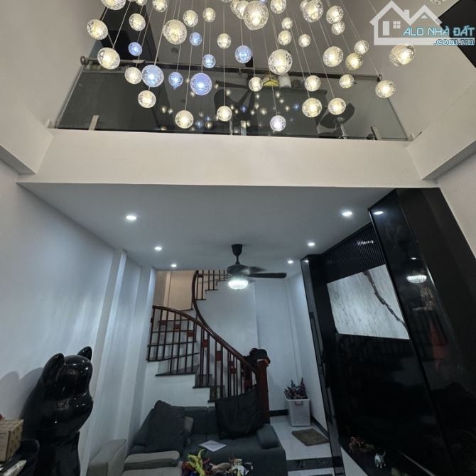 HIẾM, Ô TÔ ĐỖ CỬA - HÀNG XÓM VINHOM RIVERSIDE. NHÀ ĐẸP FULL NỘI THẤT- 31m2 - 6.3 TỶ