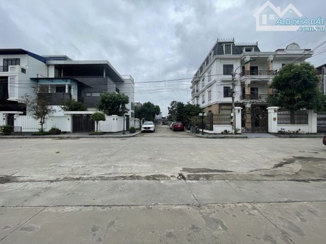 Bán đất mặt đường đôi giáp lưng dải cây xanh view hồ