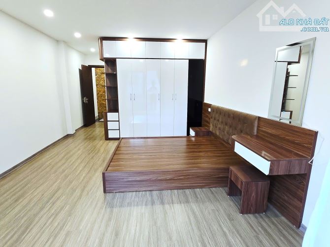 ⚠️BÁN NHÀ NGỌC THỤY LB, DT59M2,5 TẦNG, GIÁ RẺ NHƯ CHO,GẦN PHỐ, ÔTÔ TRÁNH, KINH DOANH,15.XT