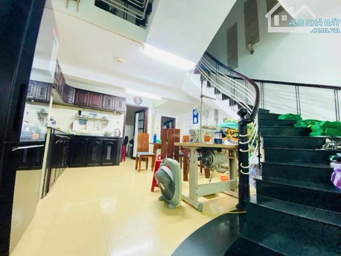 Nhà 2 tầng 2 mê. Diện tích 94m2, ngang 5m, đường 33m