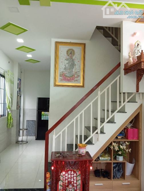 Cần bán gấp nhà lô gốc 2 tầng - Mặt Tiền 2ty100