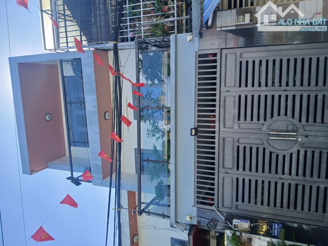GIÁ NÀO CŨNG BÁN 127M2 SHR 2 CĂN 3 TẦNG ĐÚC RIÊNG BIỆT GẦN NGÃ TƯ HÓC MÔN