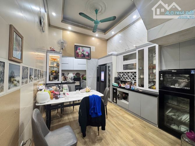 Bán nhà Lê Duẩn - 53m2 – 20m ra mặt phố – vài bước ra công viên Thống Nhất - Giá 12.6 tỉ