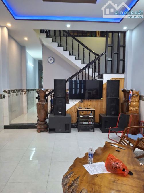 BÁN NHÀ 2 TẦNG KHU NAM VIỆT Á Diện tích: 80m²  Thiết kế đầy đủ công năng: 3 phòng ngủ, 2 W