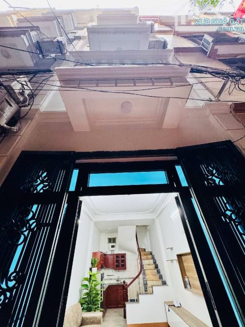 Nhà Cầu Giấy 5 tầng ngõ thông nông,2 thoáng,phân lô dân trí cao giá hơn 7 tỷ lô