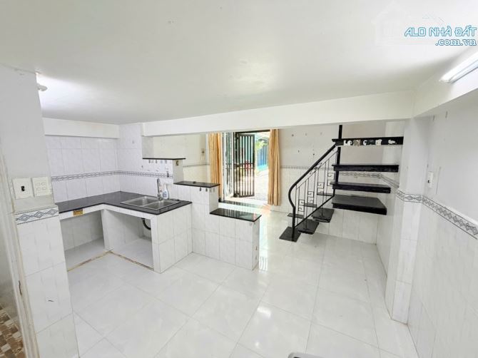 Vị trí đẹp , nhà lô góc Lý Chính Thắng quận 3
