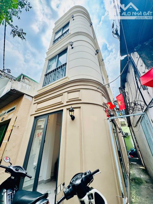 Bán Nhà căn góc hẻm 4m Bùi Viện Quận 1 DT(3x10m vuông vức) 4 tầng full nội thất chỉ 8.6tỷ
