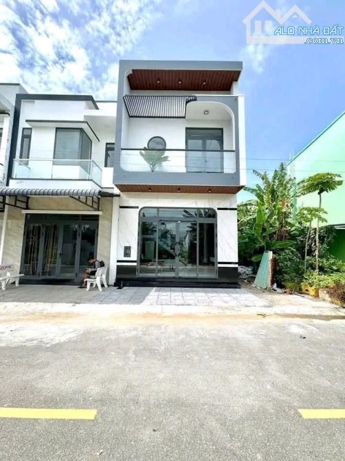 VỀ QUÊ SINH SỐNG CHÍNH CHỦ GỬI BÁN CĂN LẦU 100M2 NGAY PHƯỜNG TÂN TRIỀU