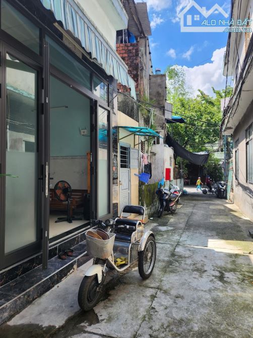 - Nhà gác đúc kiệt ô tô 814/ Trần cao vân . Cách đường chính 100m