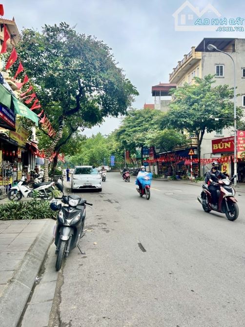 Bán đất Việt Hưng 50m, mặt tiền 5m cách 1 nhà ra mặt phố giá nhô 8 tỷ