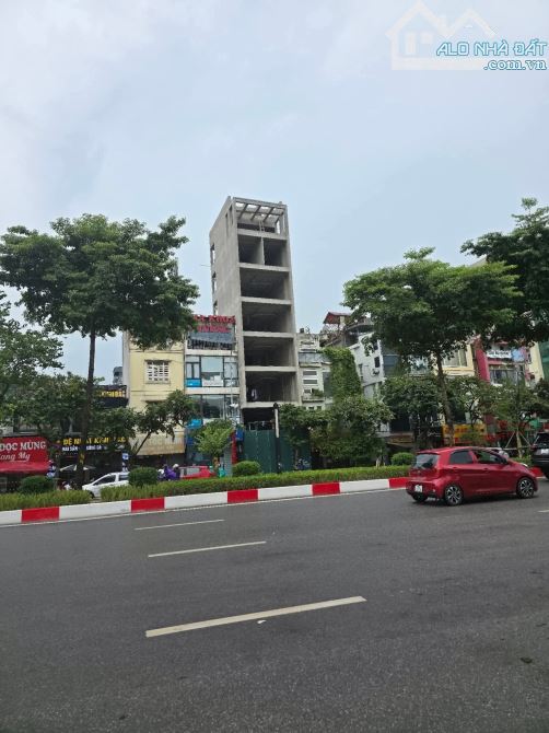HOA HẬU MẶT PHỐ VĂN CAO – VỈA HÈ ĐÁ BÓNG – THANG MÁY – NỘI THẤT HOÀN THIỆN