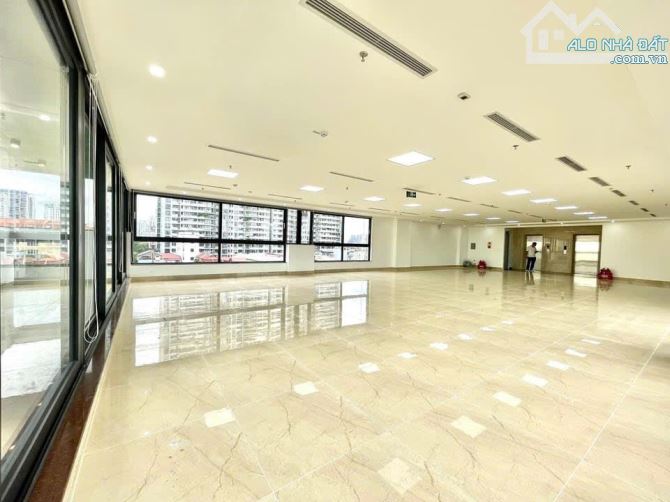 Khúc Thừa Dụ sàn 220m² lô góc mặt tiền 45m hoa hậu phố view phố đẹp, giá chỉ 39 triệu