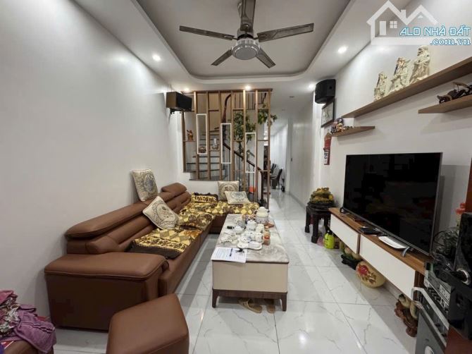 BÁN NHÀ ĐẸP GIA QUẤT – LONG BIÊN – Ở NGAY – NGÕ RỘNG – GẦN PHỐ – GIÁ CỰC TỐT, DT: 50M2, GI