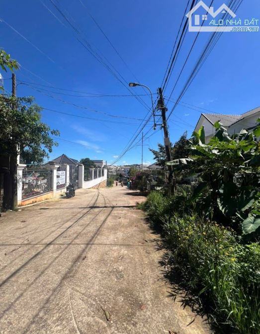 BÁN KHUÔN ĐẤT TRỐNG XÂY DỰNG HƠN 200m2 - SỔ FULL ĐẤT Ở - CÁCH TT ĐÀ LẠT 4km - GIÁ 32 TR/M2