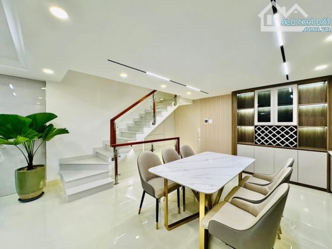 TRUNG TÂM QUẬN 10 – NHÀ 5 TẦNG BTCT ĐẸP – GẦN HẼM XE HƠI – DÒ.NG TIỀ.N 22TR/THÁNG – CHỈ 6.