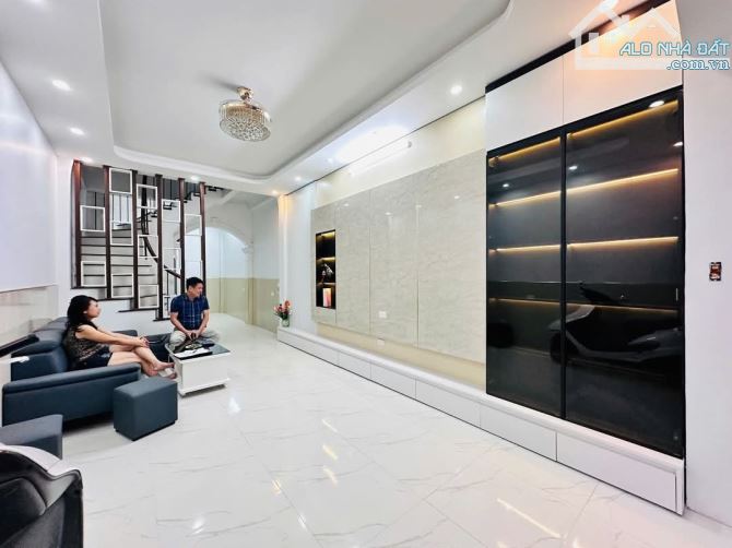 Bán nhà Cầu Giấy. Dân xây 4 tầng, lô góc. DT: 42m. Gần Ô TÔ đỗ. Giá: 15,6 tỷ