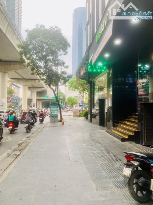 MẶT PHỐ CẦU GIẤY - KINH DOANH SẦM UẤT - NHÀ ĐẸP - PHỐ VIP - VỈA HÈ RỘNG - KINH DOANH ĐỈNH