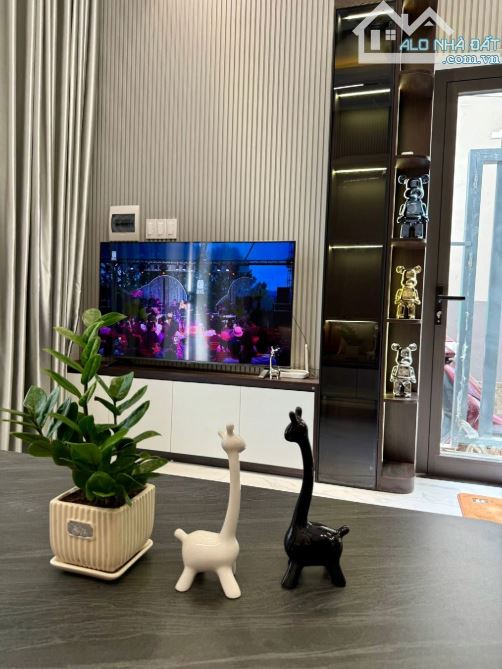 Bán nhà 3 Tầng Mới full nội thất - lô góc kiệt oto hiếm có đường Hoàng Diệu