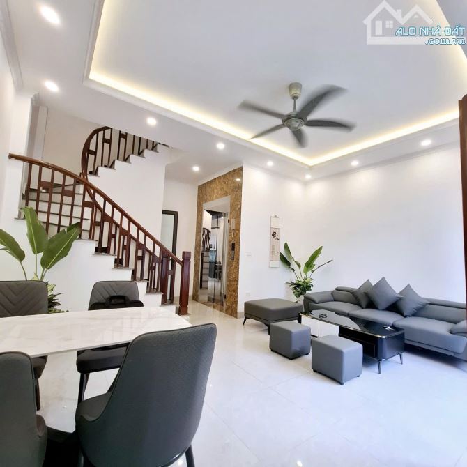 Thạch Bàn. Mới tinh 46m*5 tầng*thang máy*hơn 7 tỷ. Vị trí đẹp sát công viên hồ điều hoà.