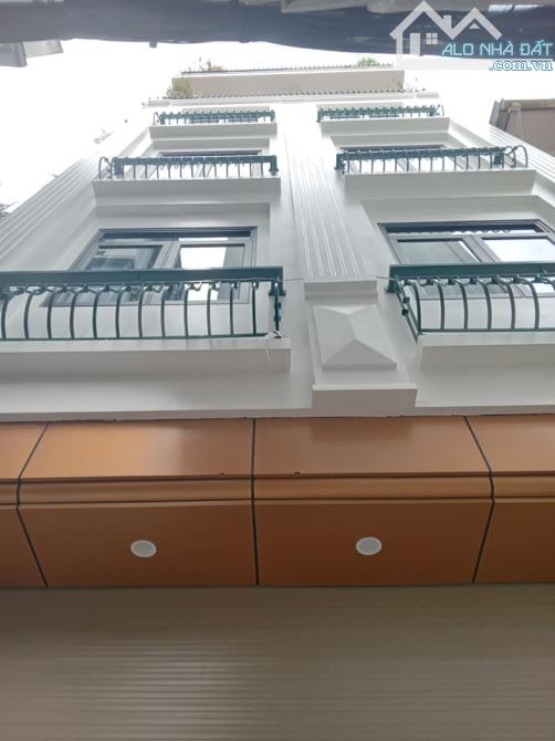 Bán nhà ngõ Văn Cao,  quận Ba Đình,  gần mặt phố, 60m2, MT5m, 5 tầng, đẹp, hiện đại.