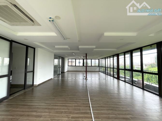 Xuân Thủy - VP 190m2 mới 100% tìm người bóc tem giá 36 triệu, miễn phí làm việc ngoài giờ