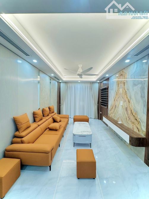 Bán nhà mặt phố Giáp Bát, 6 tầng kinh doanh, ô tô, DT 55m2, giá 23.5 tỷ
