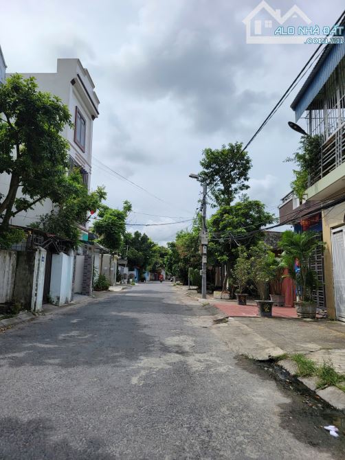 Bán nhà 4 tầng mặt đường gần ngã 6 Quán Trữ giá 5,25 tỷ, kinh doanh thuận tiện.