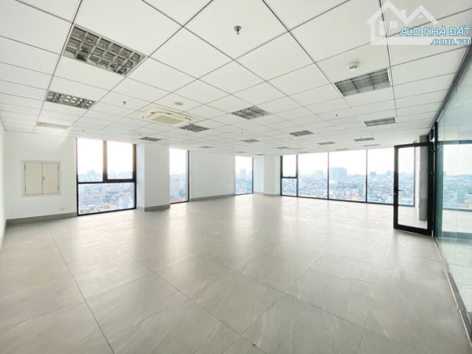 Cho thuê VP 200m2 thông sàn lô góc ngã 4 phố Cầu Giấy, giá 38 triệu/th