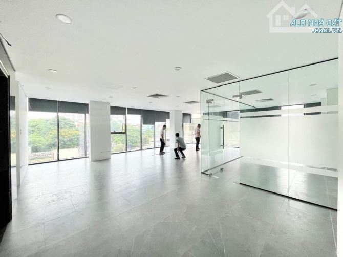 Cho thuê sàn 70m2 mới đẹp lô góc ngã 4 Hoàng Quốc Việt, giá 14 triệu