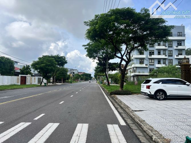 Cần bán biệt thự 4 tầng Lê Văn Lương, Phường Sơn Trà Đà Nẵng-300m2-36 tỷ tl.