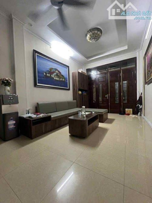 Bán nhà Lạc Long Quân 42m, 4 tầng dân xây chắc nịch, ô tô đỗ cửa – giá chỉ 12 tỷ