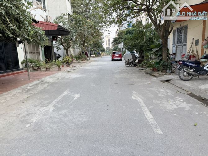 Chính Chủ bán 34,2m2 đất TĐC Trâu Quỳ, Xã Gia Lâm - Vị trí đẹp, đường 11m, xung quanh bạt