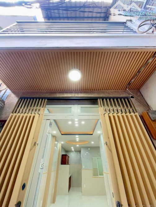 BÁN GẤP NHÀ ĐẸP 3 TẤM 5PN TẠI Q4 KHU DÂN CƯ GIÁ 4TỈ5 CÁCH HẺM XE HƠI 3 CĂN