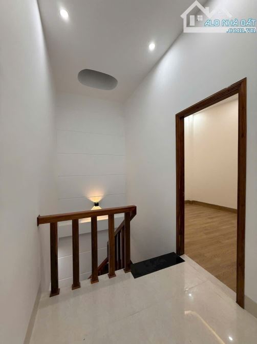 BÁN CẶP NHÀ LẦU MỚI XÂY 100% – HẺM 311 ĐƯỜNG NGUYỄN VĂN CỪ, CÓ 3 PHÒNG NGỦ + 2 GIẾNG TRỜI