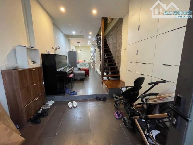 Cho thuê nhà 3 tầng full đồ, Phố Trạm, Long Biên - 43m²- 2.5 ngủ - 10 triệu/tháng ​📌 Vị t