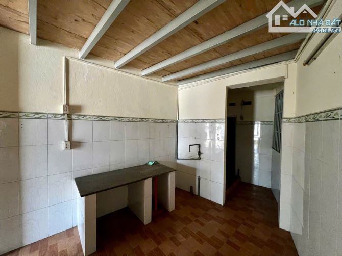 Bán nhà cấp 4 có gác mặt tiền quốc lộ 22 xã Phước Hiệp. DT 70m2. Giá 1 tỷ 300 triệu có bớt