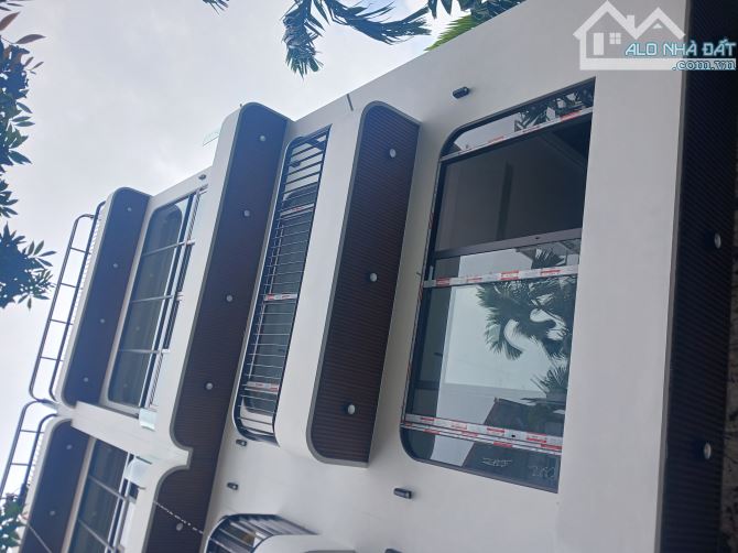 Cực hiếm nhà mới tinh 7 tằng thang máy ,ô tô ngủ trong nhà ,full nội sang trọng