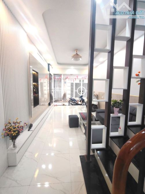 Bán Nhà Xuân Thủy,50m2, Lô Góc 3 Mặt Thoáng,Tặng Nội Thất,Ô tô Đỗ ,Ngõ Thông,Kinh Doanh