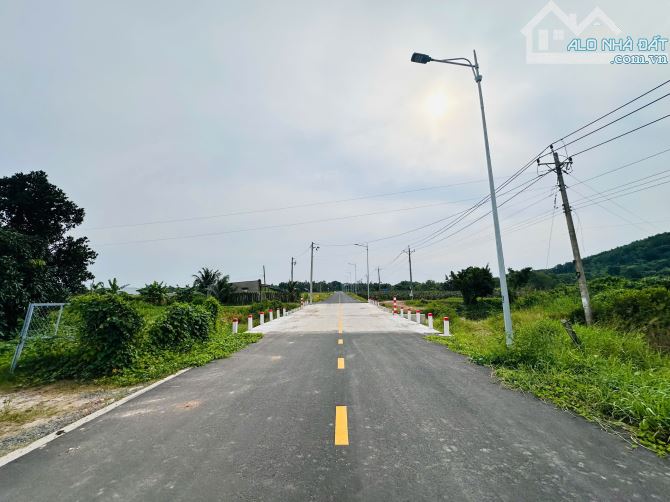 Bán Đất 5376m2 Mặt Tiền Nguyễn Minh Châu, Tân Tiến, La Gi  2.4 triệu/m2