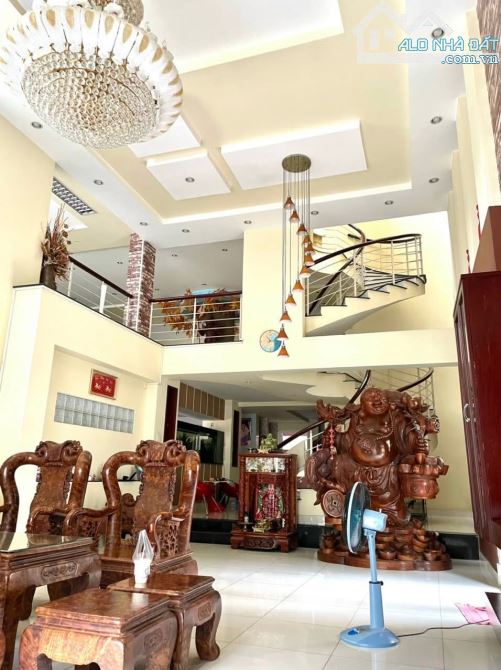 Bán Biệt thự sân vườn căn góc MT Dân Tộc Tân Phú 625m2 đúc lửng 2 lầu giá 94 tỷ TL