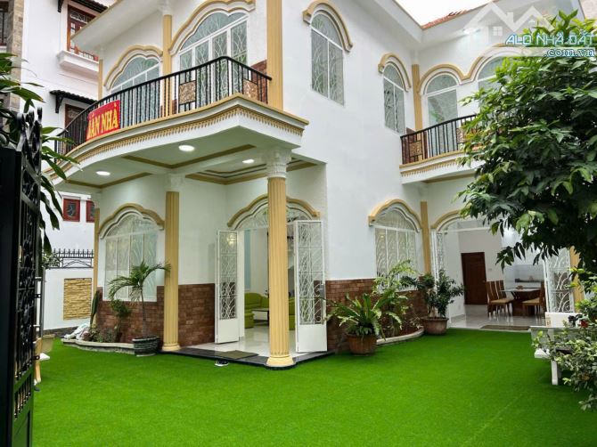 ViLLa với khuôn đất lớn (500m2), 3 MT HXH trung tâm Phú Nhuận, Giá chỉ 50 tỷ