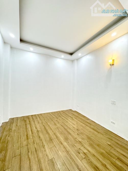 Cần Bán Gắp Nhà Nguyễn Chính : Kinh Doanh - Ngõ Thông Ba Gác - Vài Bước Ra Ô Tô Tránh