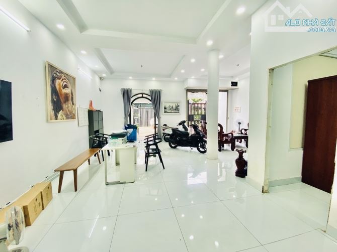 Bán biệt thự quận 12, đường oto 8m, ngang 8m, 125 m2, 2 tầng, ngay Trường Chinh.