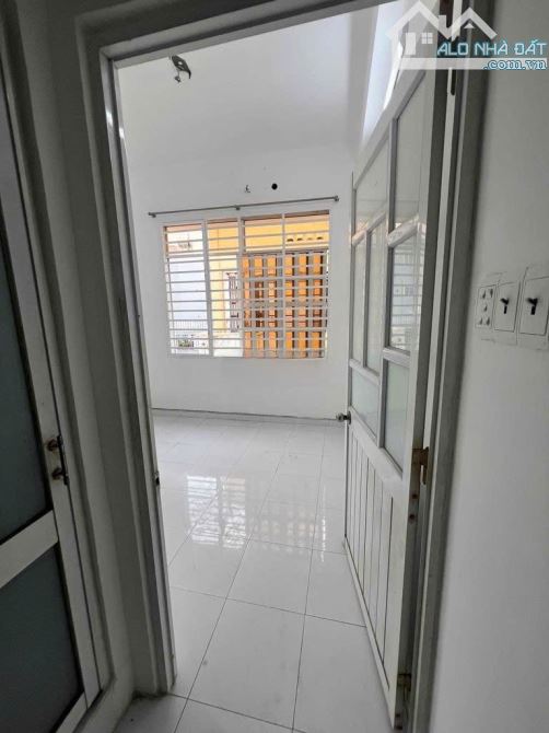 NNC Huỳnh Văn Bánh P.11 Phú Nhuận 18m2 3 Tầng. Giá 12 triệu/ tháng