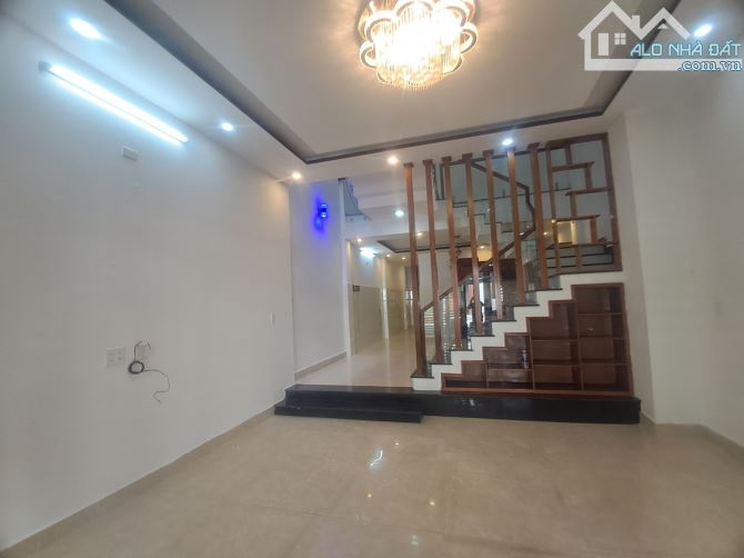 Ngộp bank cần bán nhà mặt tiền đường Bùi Giáng