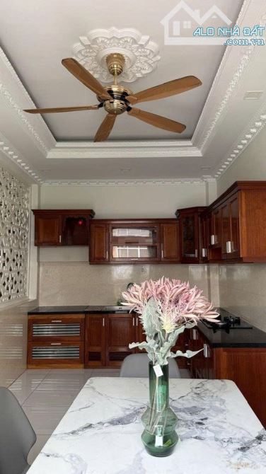 cho thuê biệt thự đường Lê Thị Chợ 7x11 - 3 lầu giá 28 tr/ tháng