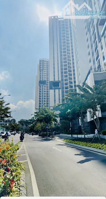 BÁN NHÀ 285 CÁCH MẠNG THÁNG 8 ĐỐI DIỆN CỔNG HÀ ĐÔ 8X16 SÁT VÒNG XOAY DÂN CHỦ 61 TỶ
