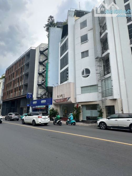 Siêu vị trí! Bán nhà 2 MT trước sau đường Hoàng Việt, P4, Tân Bình - HĐT 200 tr/th